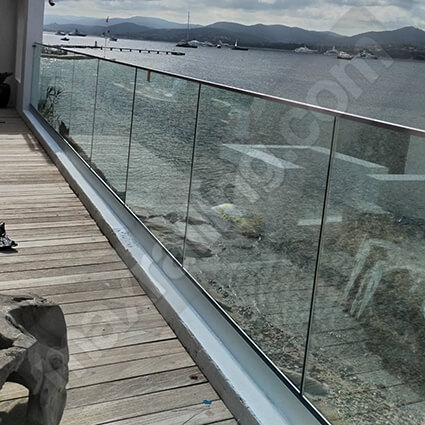 Стъклен парапет по тераси с алуминиев профил основа